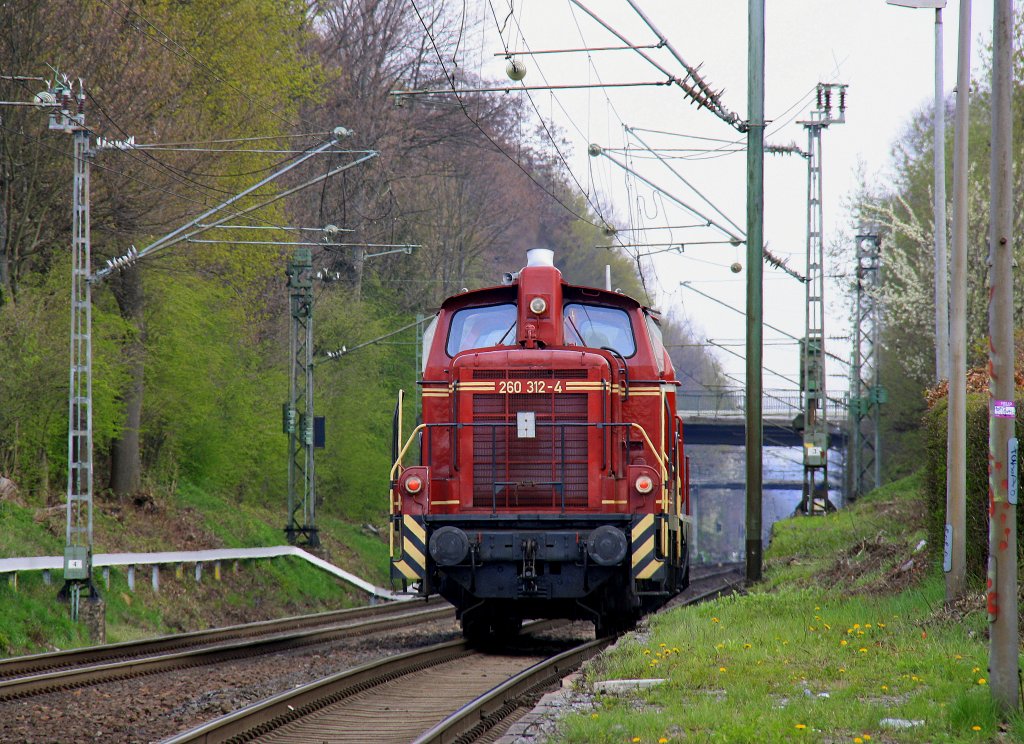 Die Rangierlok 260 312-4 wird von der Rangierlok 212 325-5 der EFW-Verkehrsgesellschaft aus Richtung Aachen-West mitgenommen.
Aufgenommen in Kohlscheid am 13.4.2012.
