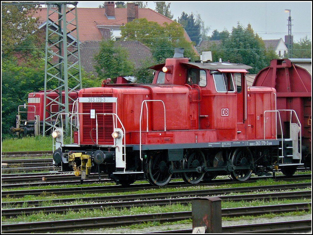Die Rangierlok 363 179-3 schleppt am 13.09.2010 einige Gterwagen durch den Bahnhof von Plattling. (Hans)