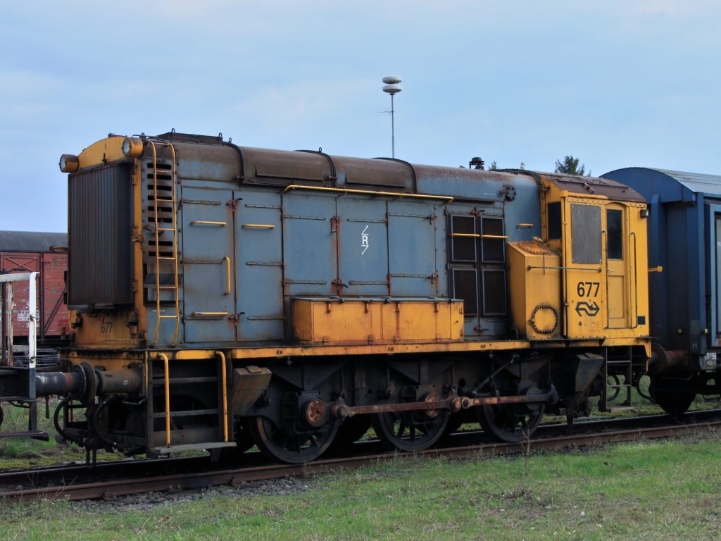 Die Rangierlok 677 der Sdlimburgischen Dampfeisenbahngesellschaft (ZLSM) in Simpelveld steht am 03.04.2011 eingereiht zwischen Gterwagen am Bahnhof.