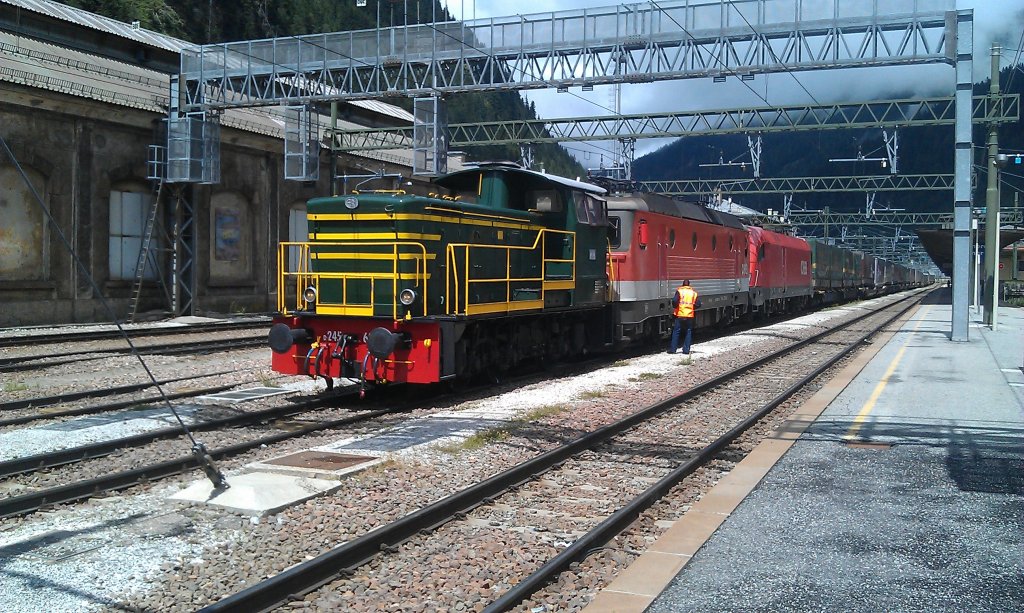 Die Rangierlok setzt sich vor 1144 226 und 1116 033 um diese wieder ins �sterreichische Stromsystem zu bringen. Sp�ter werden diese eine RoLa nach W�rgl bringen. Bahnhof Brenner, 21.07.2012. 