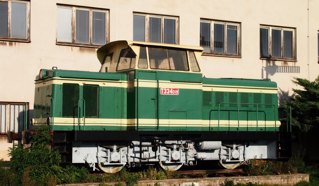 Die Rangierlok T334 919 (Baujahre 1962) auf der Bhf. Kladno am 2012:10:18. Stationren Lok.