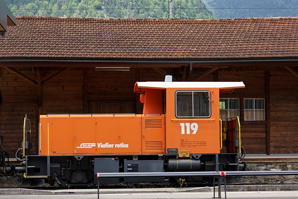 Die Rangierlok Tm 2/2 119 macht gerade Mittagspause im Bhf. Reichenau-Tamins am 25.5.2012.