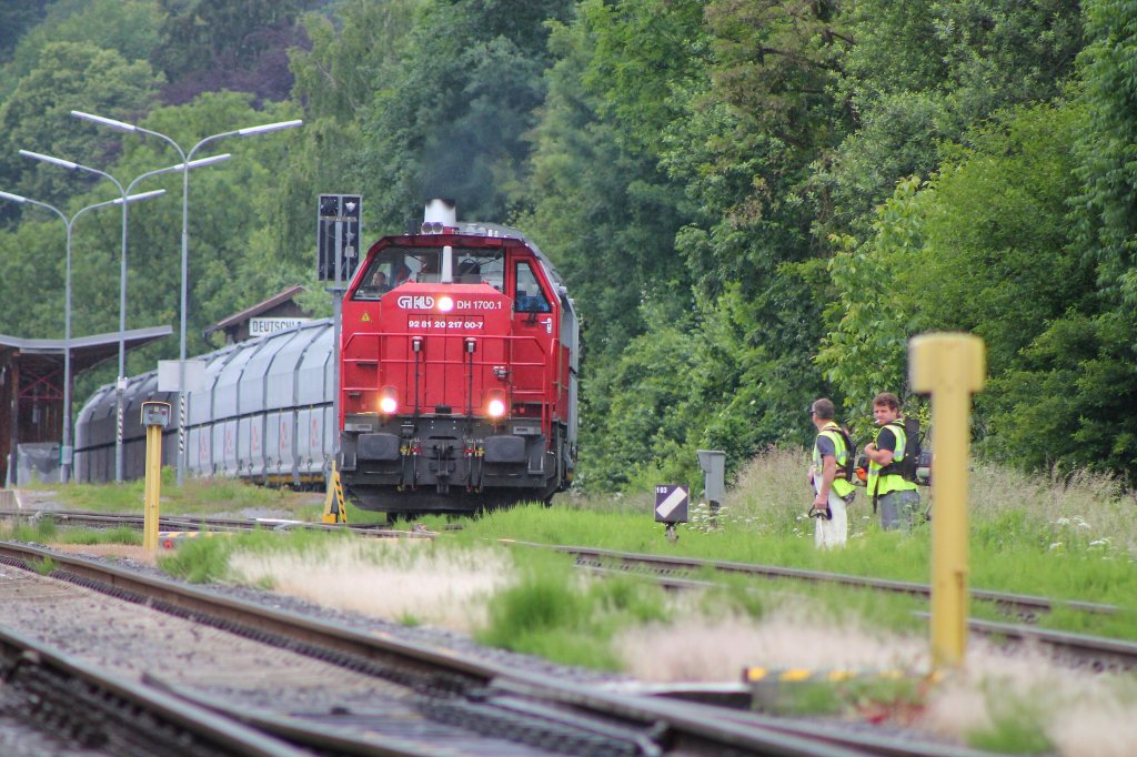 Die  RASENMHER-MNNER  im Bahnhof Deutschlandsberg warten den vorbeirollenden G8594 am 4.06.2013 ab um Ihre Arbeit dann fortzufhren.