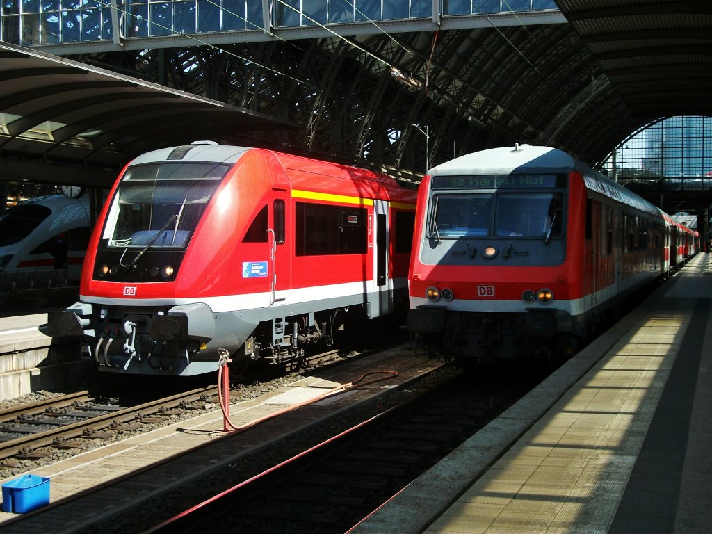Die RB 15231 nach Hanau Hbf, rechts der Wittenberger, und der RE 4615 nach Wrzburg Hbf, links der Modus-Steuerwagen, stehen beide abfahrtbereit im Frankfurter Hbf.
