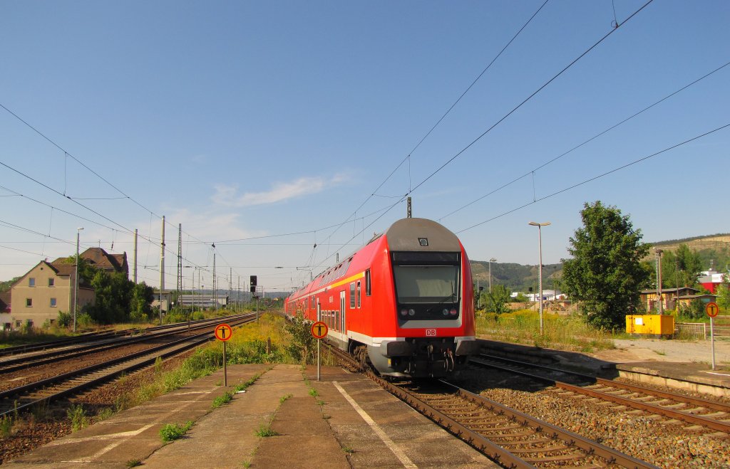 Die RB 16930 von Saalfeld nach Gro�heringen, am 15.08.2012 bei der Ausfahrt in Jena G�schwitz.