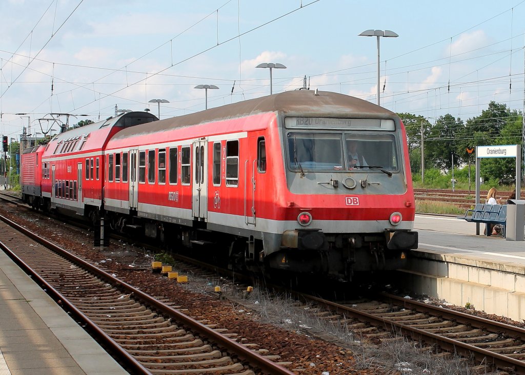 Die RB 28710, bestehend aus 143 173-3, DBuza und Bybhdzf ist gerade aus Potsdam Hbf in Oranienburg angekommen und fhrt wenige Minuten spter als  RB 28733 nach Hennigsdorf, hier am 03.08.2012. 