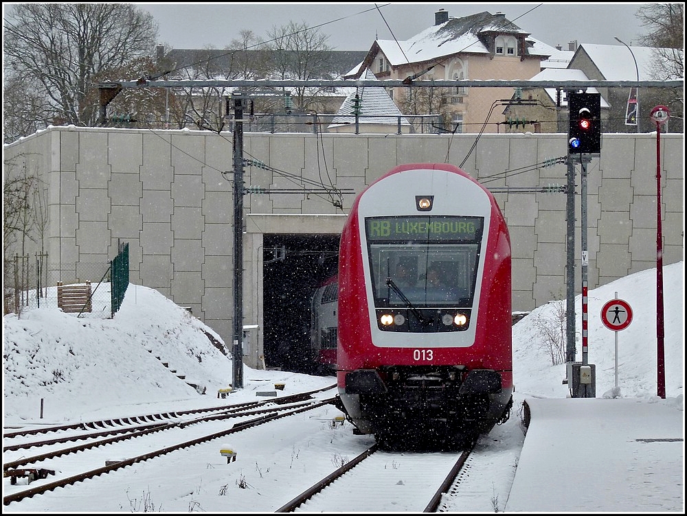 Die RB 3210 erreicht am 05.12.2010 im leichten Schneegest�ber den Endbahnhof Wiltz, w�hrend die Anzeige schon f�r die R�ckfahrt nach Luxemburg Stadt umgeschaltet ist. (Jeanny)