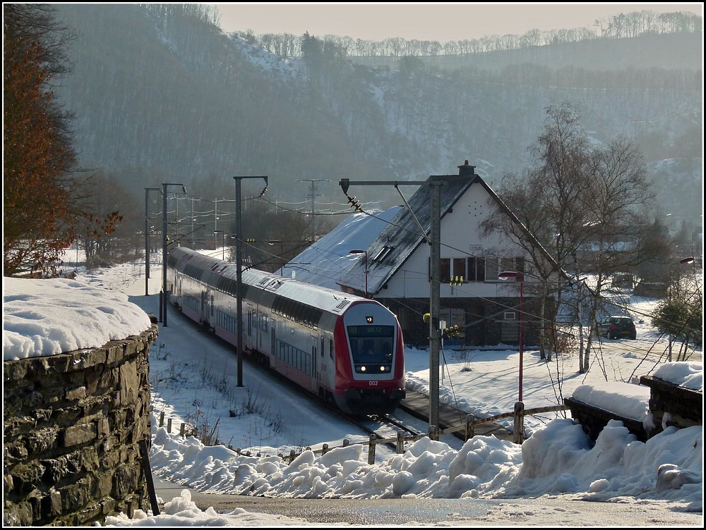 Die RB 3211 Luxemburg-Wiltz verlsst am 02.01.2011 die tiefverschneite Haltestelle Michelau. (Jeanny)