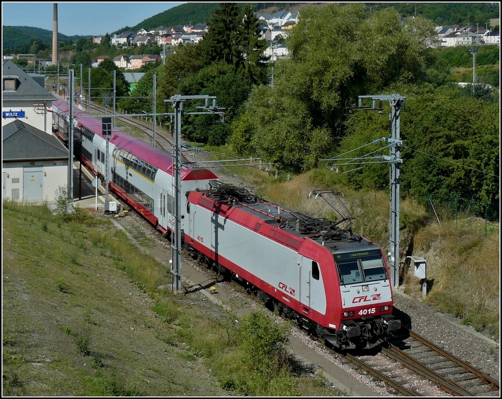 Die RB 3236 verlsst am 07.08.10 den Bahnhof von Wiltz in Richtung Luxemburg Stadt. (Hans)
