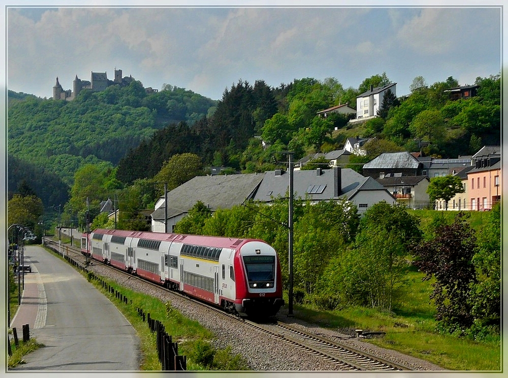 Die RB 3241 Wiltz - Luxemburg durchf�hrt am 01.05.2011 das idyllische, von der Burg Bourscheid �berragte Sauertal in Michelau. (Hans)