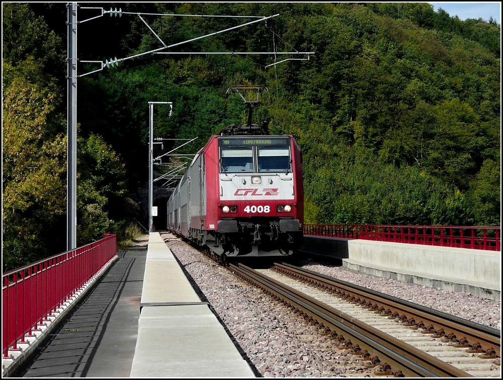 Die RB 3339 hat am 19.09.2010 den Tunnel Bourscheid soeben verlassen und fhrt ber die Sauerbrcke der Haltestelle Michelau entgegen. (Hans)