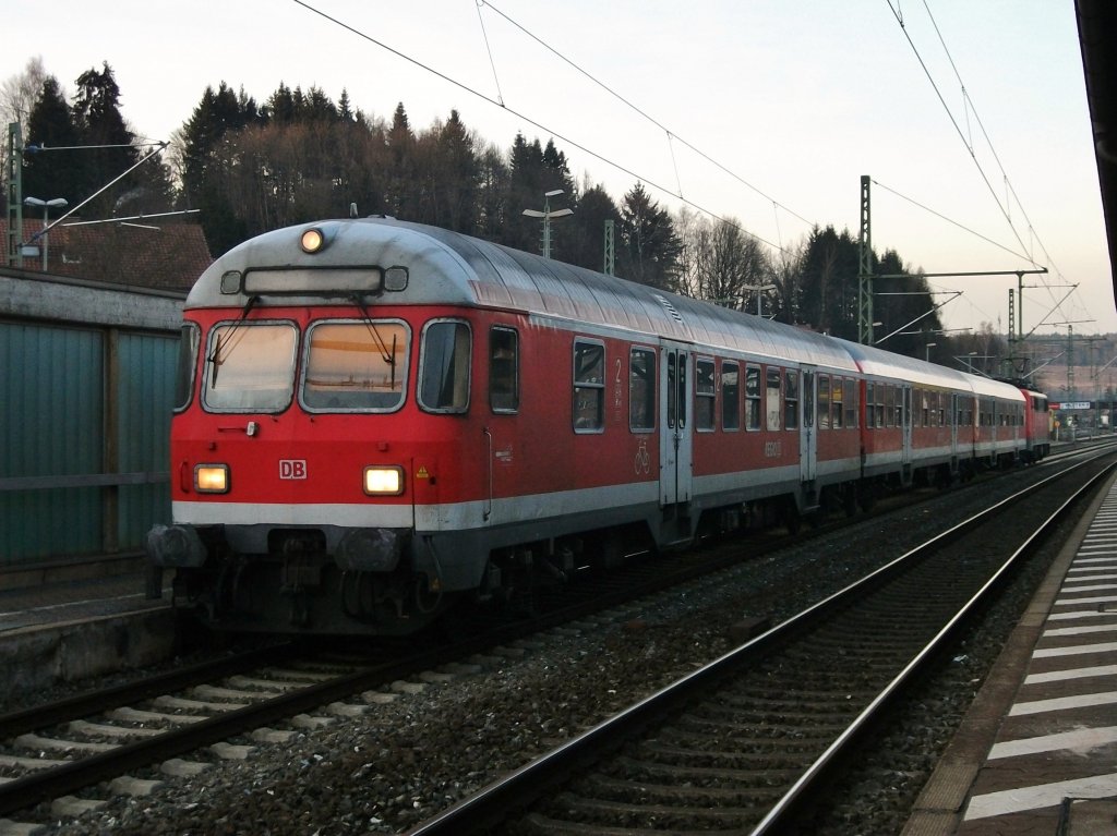 Die RB 59367 nach Bamberg mit fhrenden Farbsonderling Bnrdzf 477 steht am 22.Februar 2012 im Bahnhof Kronach.
