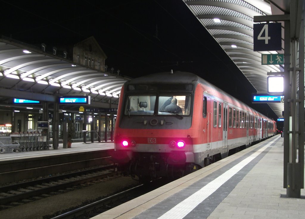 Die RB 59372 nach Saalfeld(S) stand am 11.Februar 2012 im Bahnhof Bamberg. Das besondere daran war, dass dieser Zug mit einer 3 teiligen, modernen n-Wagen Garnitur verkehrte. Zuglok war 111 106.