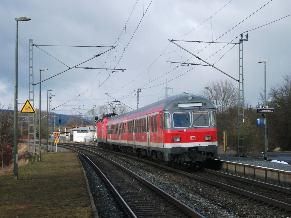 Die RB 59385 nach Saalfeld(Saale) verlsst am 24.Januar 2012 den Bahnhof Gundelsdorf. Gezogen wurde der Zug brigens von 143 131. 