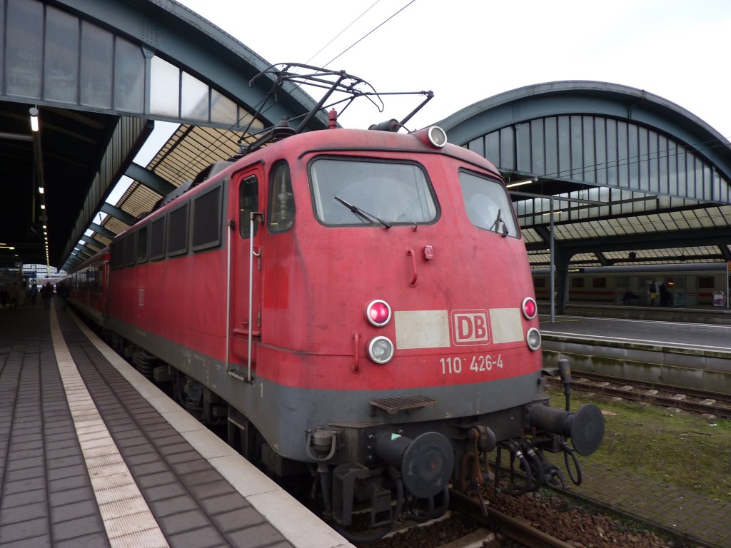 Die RB aus Bremen steht am 11.12.2010 in Oldenburg Hbf. Es ist der letzter Tag dieser RB Linie vor die bernahme der Nordwestbahn und die Verlngerung der Linie nach Bad Zwischenahn.