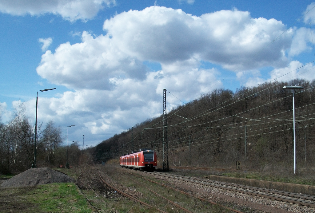Die RB aus Richtung Vlklingen hat Einfahrt nach Luisenthal/Saar. Der 425er wird nach einem kurzen Halt weiter nach Saarbrcken fahren. Am 01.04.2010 lagen noch die Anschlugleise zum Gterschuppen, im Jahr 2011 wurden sie entfernt. Das linke Gleis diente auch als Anschlu zum Drahtwerk Luisenthal und zum Baustoffhndler Niederer. 
Das Photo wurde oben wegen des tollen Himmels nicht weiter beschnitten.
KBS 685