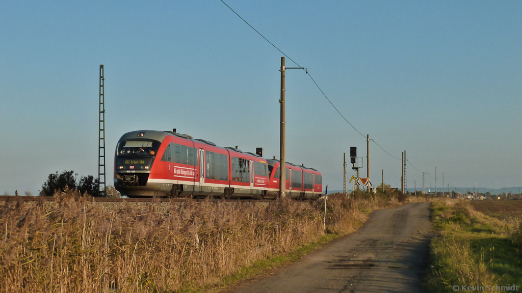 Die RB-Linie Saalfeld - Erfurt führte über den interessanten Streckenabschnitt Arnstadt - Neudietendorf, wo Überreste von Oberleitungsmasten noch heute an eine frühere Elektrifizierung erinnern. Gerade sind zwei Desiros als RB nach Erfurt Hbf unterwegs. (23.10.2011)