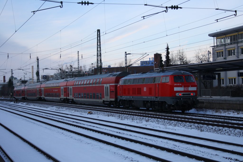 Die RB von Mhldorf (Oberbay) nach Mnchen Hbf, gezogen von der 218 401-8 am 27.12.10. Hier bei der Durchfahrt am mnchner Heimeranplatz.