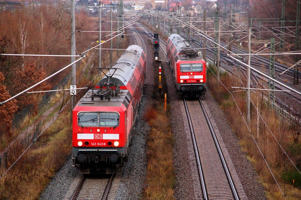 Die RB nach Halle(S) und nach Leipzig(v.l.n.r.) durchfahren am 06.12.09 Holzweissig.