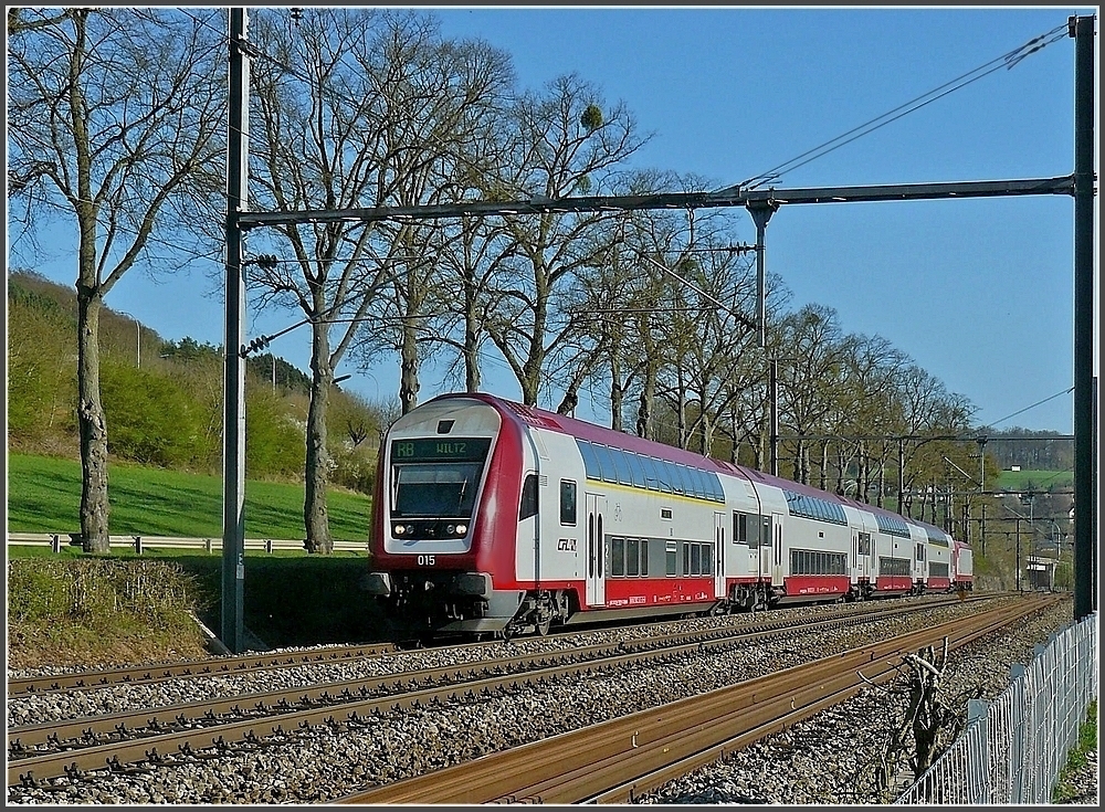 Die RB nach Wiltz f�hrt am 17.04.10 durch die gr�nende und bl�hende Landschaft zwischen Colmar-Berg und Schieren. (Hans)