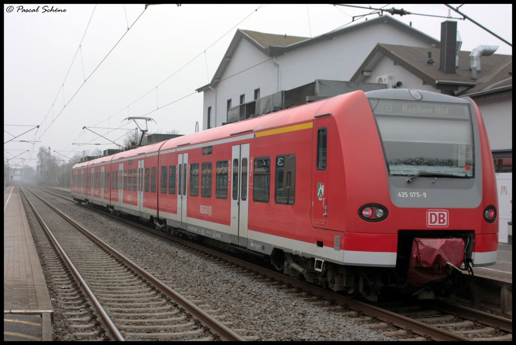 Die RB33 mit dem 425 075 befahren in Geilenkirchen Richtung Aachen stehend.
07.02.10 13:52