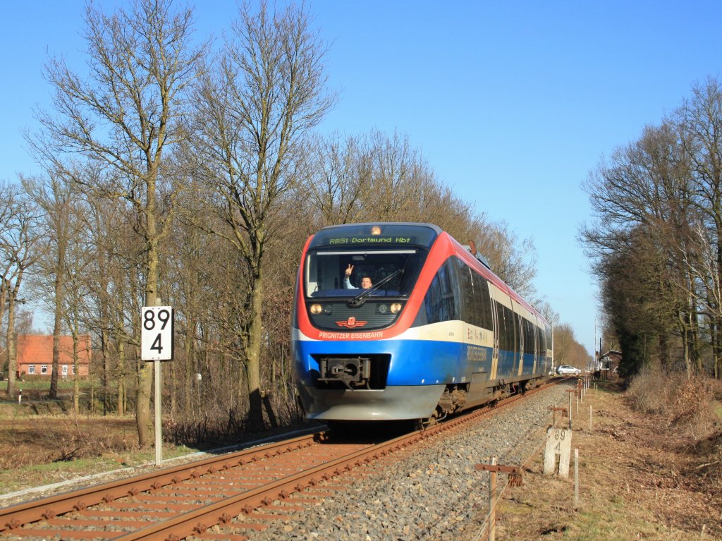 Die RB51  Westmnsterland-Bahn  von Enschede nach Dortmund ist hier zwischen Epe und Ahaus untwergs (im Hintergrund der Posten64).
Gru an den Tf!
Gronau-Epe, 06.03.2011