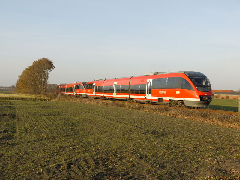 Die RB64 von Enschede nach Mnster, verlsst gerade Ochtrup bei strahlend blauer Himmel und erreicht in krzen Metelen. 28.11.2011