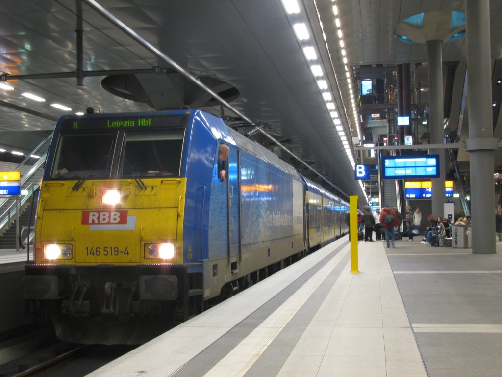 Die  RBB-Wasserlok  (146 519-4) war am 5.12. am InterConnex nach Leipzig im Berliner Hauptbahnhof anzuteffen.