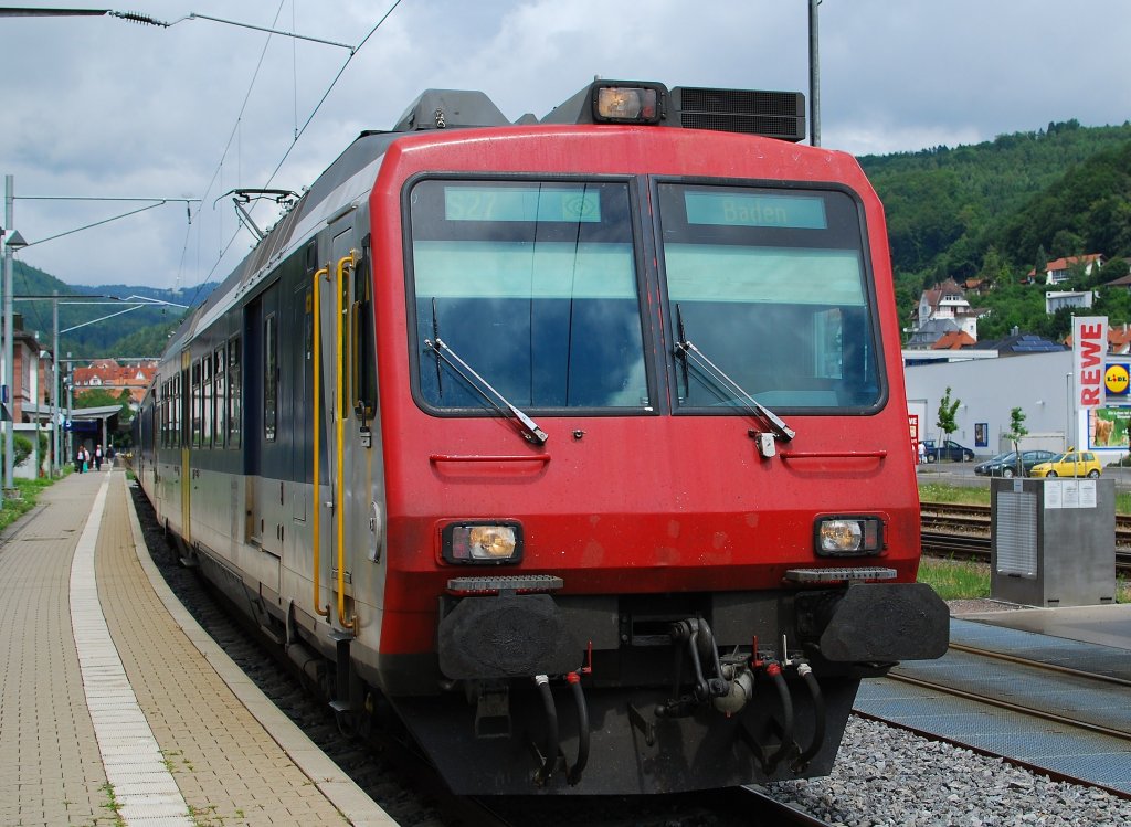 Die RBDe 560-100 mit Regional von Waldshut nach Baden (Schweiz) hier bei ausfahrt von Bhf Waldshut am 26. 07 2010.