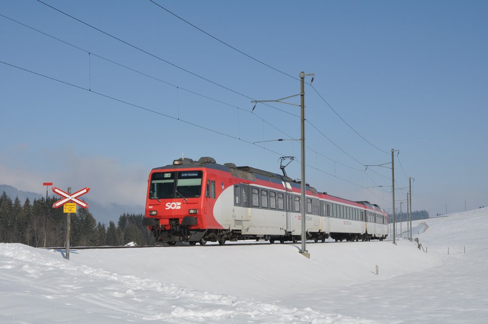Die RBDe 566 080-8  Rothenthurm , B 50 48 20-35 364-8 und ABt 50 48 38-35 180-8 verlassen die 3. Altmatt am 8. Februar als S31 8856 Biberbrugg - Arth-Goldau.