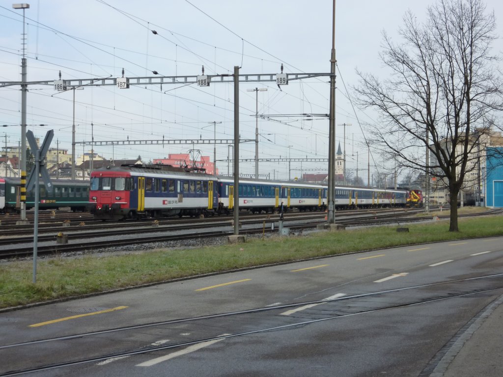 Die RBe 540 Sanwich S-Bahn verstrkungskomposition verbringt das Wochenende in Romanshorn. 27. Dezember 2009 10:55 