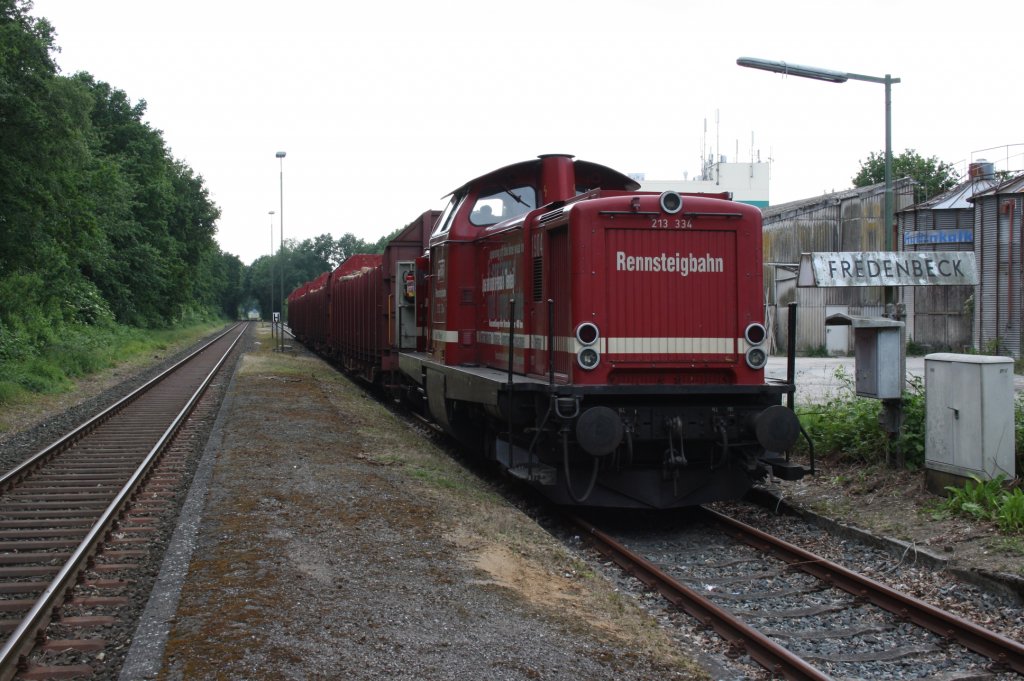 Die RBG V100 213 234-5 ex MWB V100 am 22.06.2010 Im Bahnhof Fredenbeck Niedersachen.
Ladegleis.