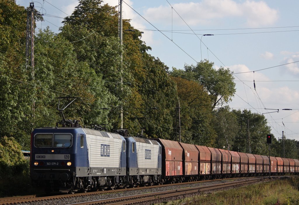 Die RBH 120+106 ziehen am 19.9.11 einen Kohlezug durch Ratingen-Lintorf.