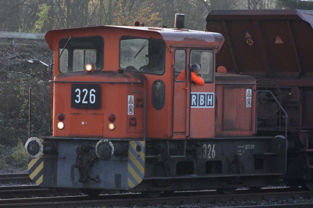 Die RBH 326 steht am 28.11.11 bei der RBH in Gladbeck-West.