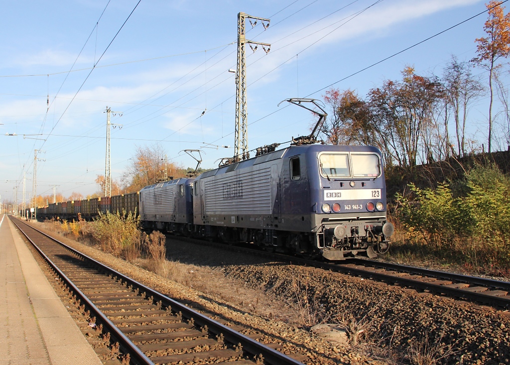 Die RBH Loks 123 (143 941-3) und 122 erreichen mit einem Koks-Zug aus Osten kommend den Bahnhof Eichenberg zur Weiterfahrt in Richtung Sden. Aufgenommen am 06.11.2011.