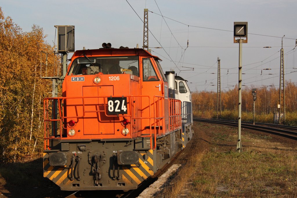Die RBH Loks 824 und 830 fahren am 19.11.11 als Lz durch den Bahnhof Hohenbudberg Bayerwerke bei Krefeld.