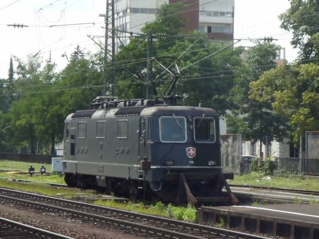 Die Re 11161 wartet am 11. August 2010 in Singen auf den EC aus