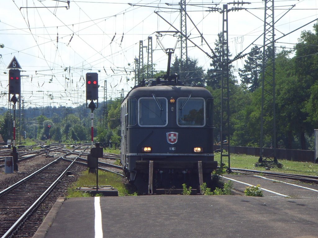 Die Re 11161 wartet am 11. August 2010 in Singen auf den EC aus Stuttgart um diesen nach Zrich zu bringen.