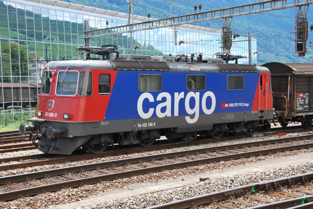 Die Re 420 186-9 war am 27. Juli 2010 abgestellt im Bahnhofsareal von Sierre.