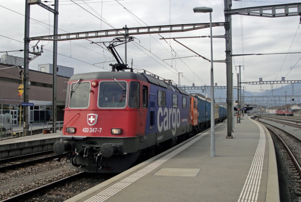 Die Re 420 347-7 zieht am 07.04.10 den Cargo-Sprinter durch Yverdon-les-Bains. Der Steuerwagen ist wahrscheinlich defekt.