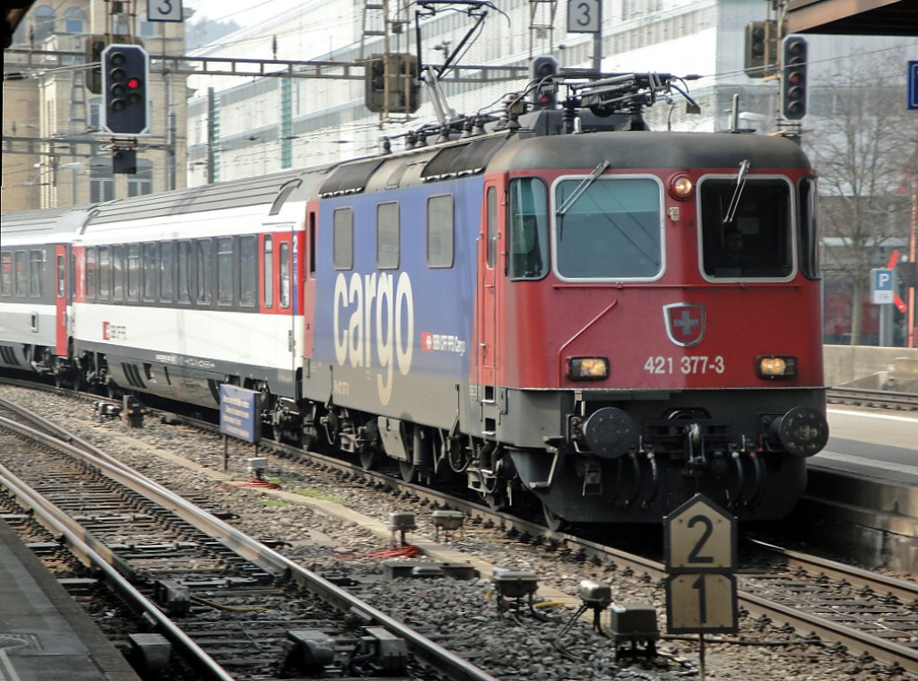 Die Re 421 377-3 durchfhrt am 09.04.10 Oerlikon mit einem EC. Der erste Wagen des Zuges zeigt sich bereits im neuen Design.