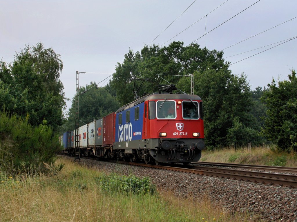 Die Re 421 377 am 12.08.2010 mit einem Containerzug unterwegs bei Eystrup. 