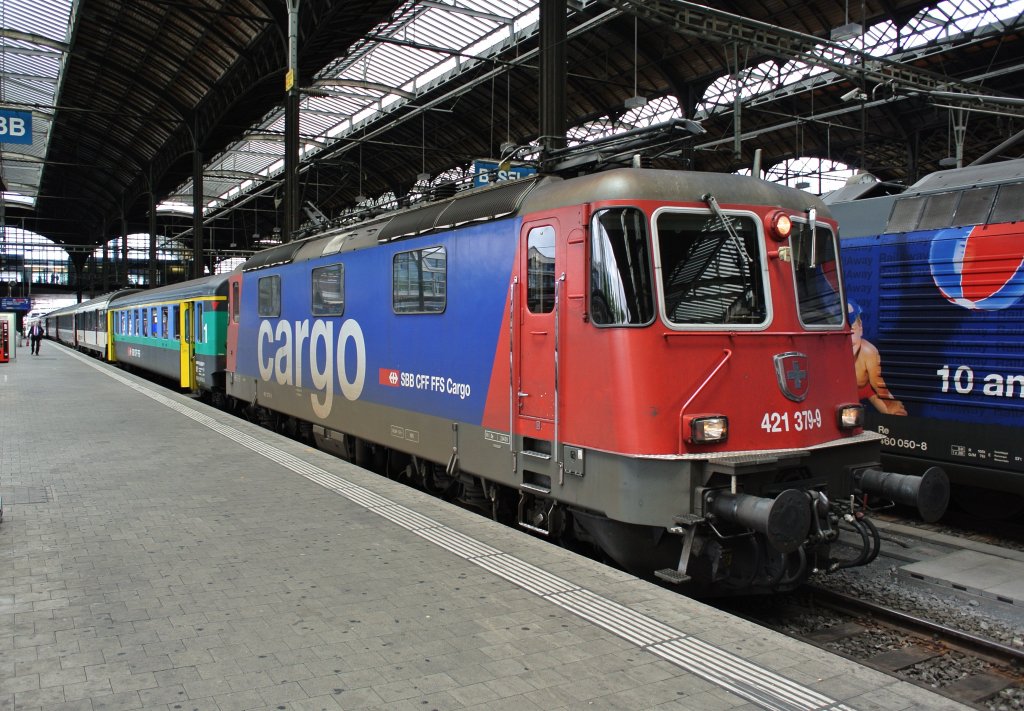 Die Re 421 379-9 an der Spitze des IR 1775 in Basel SBB. An erster Stelle ist ein A EWI angehngt, 13.06.2012.