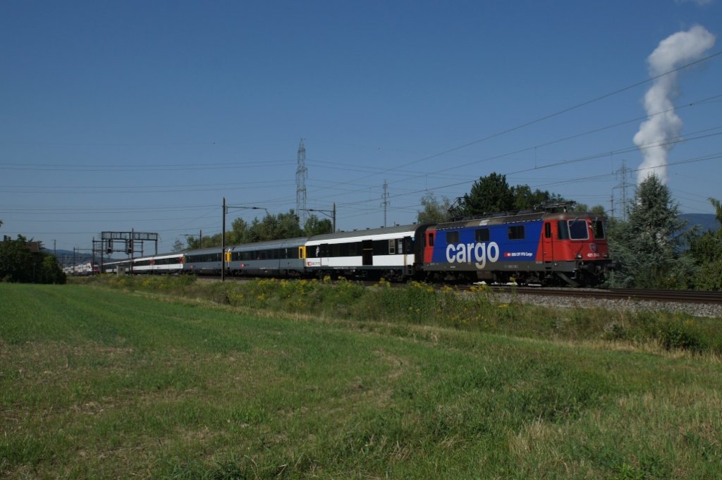 Die Re 421 394-8 nhert sich am 19.8.12 mit dem IR 1771 Schnenwerd.