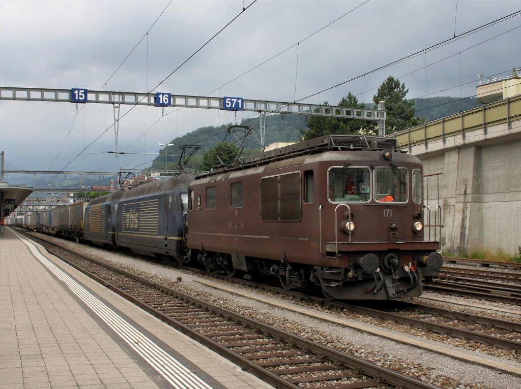 Die Re 425 171, die Re 465 010 und die Re 465 008 am 29.06.2011 mit einem Gterzug in Spiez. 