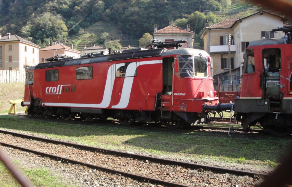 Die Re 436 113  Marianne  der Crossrail steht am 14.10.10 mit den Schden des Simplonunfalls abgestellt im IW Bellinzona. Rechts steht die Re 4/4  11274 mit auch fast unheilbaren Schden.