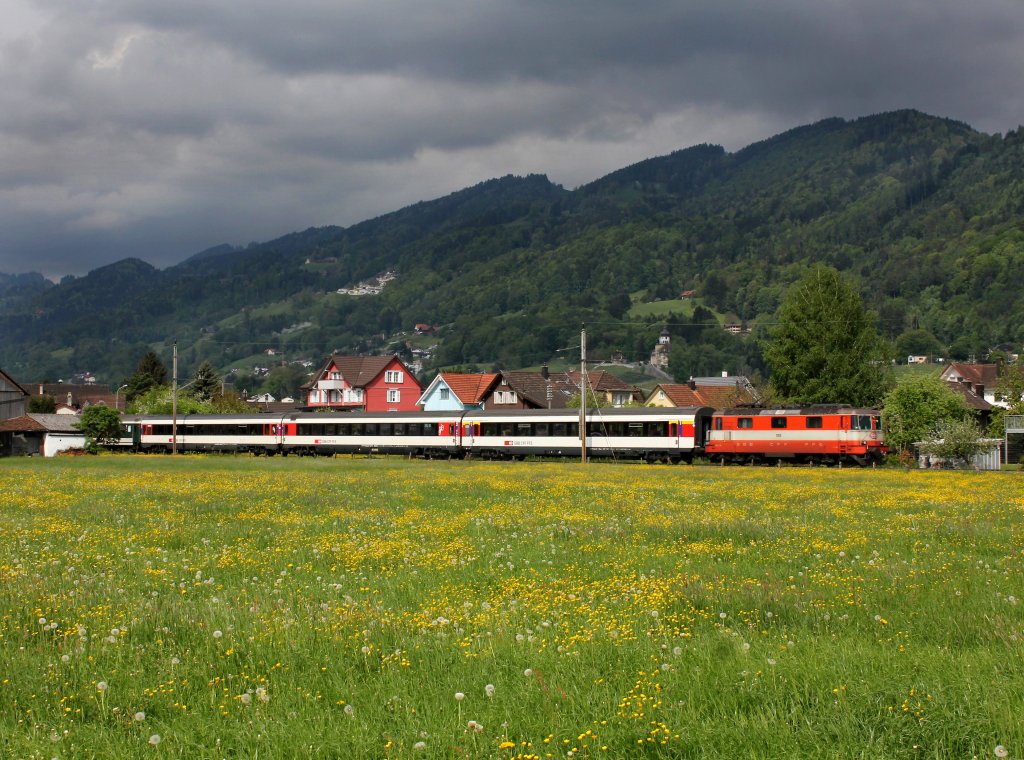 Die Re 4/4 11108 mit einem Reintalexpress am 09.05.2013 unterwegs bei Balgach.