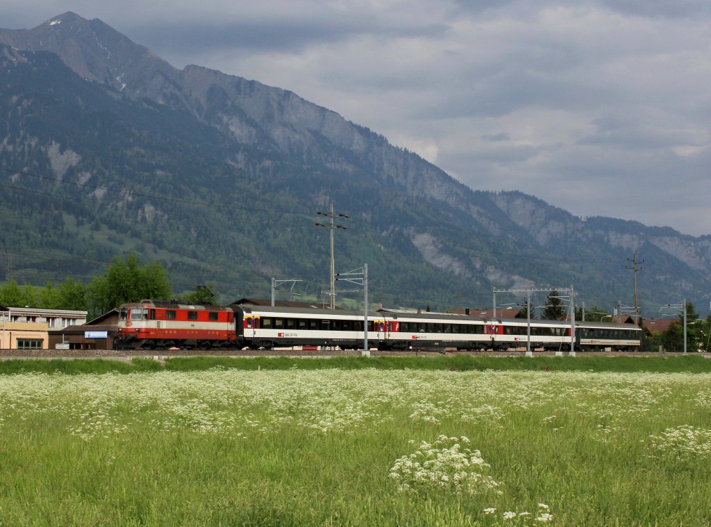 Die Re 4/4 11109 mit einem Reintalexpress am 09.05.2013 unterwegs bei Bad Ragaz.