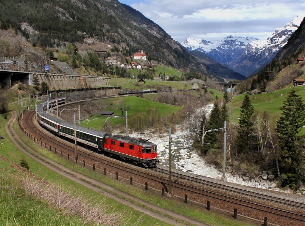 Die Re 4/4 11128 mit einem IR am 25.04.2012 unterwegs bei Wassen.