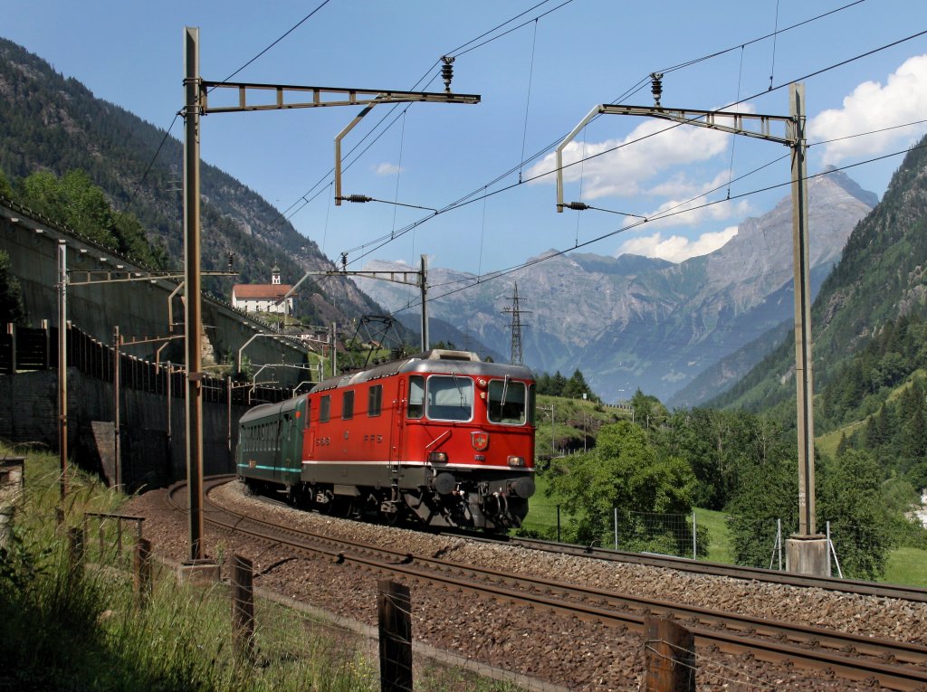 Die Re 4/4 11130 mit einem IR nach Locarno am 27.06.2011 unterwegs bei Wassen. 